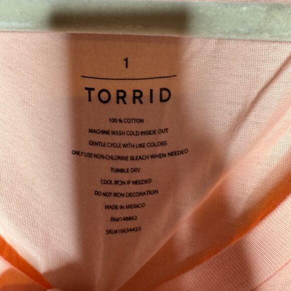 Torrid Short Sleeve V-Neck T-Shirt Coral Beautiful Heart Logo 1X - Picture 2 of 3